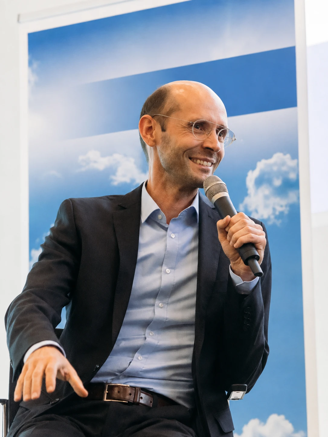 Leopold Rosenthal im Gespräch mit Mikrofon